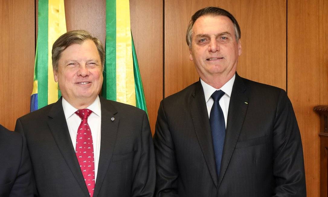 Cotado para cargo, embaixador de Paris é igual ou pior que Ernesto Araújo